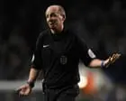 Mike Dean Ungkap 'Permainan Rahasia' saat Pimpin Laga Premier League