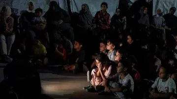 Bioskop Keliling Sebarkan Senyum Anak Gaza Melalui Layar Tenda