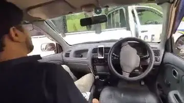 Jurnalis Pakistan Alami Kecelakaan Saat Uji Coba Fitur Otonom, Tabrak Mobil Polisi