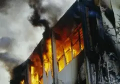 Kebakaran Hebat Landa Apartemen Tanah Abang, 18 Warga Terjebak Dievakuasi Damkar