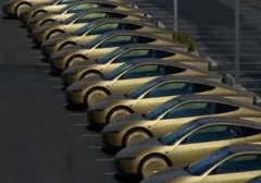 Armada Taksi Otonom Tesla Berkilau Emas Mengaspal di Austin