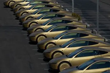 Armada Taksi Otonom Tesla Berkilau Emas Mengaspal di Austin
