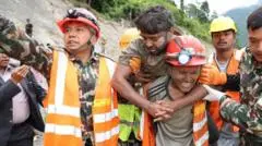 Dua Korban Selamat Banjir Bandang Nepal Ditemukan Setelah Lebih dari Seminggu Terjebak
