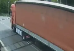Momen Mengerikan: Kereta Penumpang Hantam Truk di Perlintasan Polandia Terekam Kamera