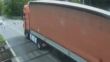Momen Mengerikan: Kereta Penumpang Hantam Truk di Perlintasan Polandia Terekam Kamera