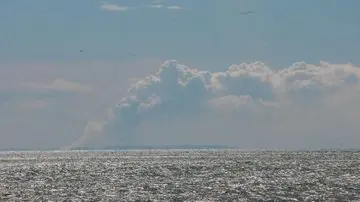 Anak Krakatau Terus Erupsi, PVMBG Pantau Aktivitas hingga Sabtu Pagi