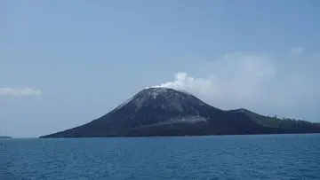 Suara Dentuman Erupsi Anak Krakatau Terdengar Hingga Bandung, Ini Penjelasan Ilmiahnya