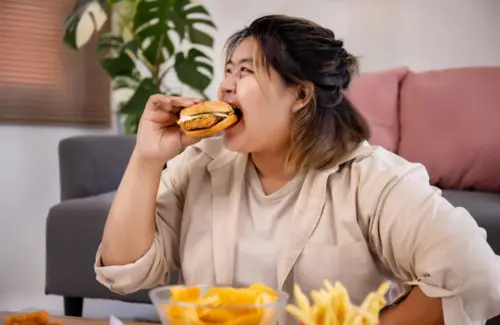 10 Kebiasaan Makan Sehari-hari yang Mengintai Kesehatan Jantung