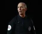 Mike Dean Akui Menyesal, Tegaskan Selalu Pimpin Laga Secara Profesional