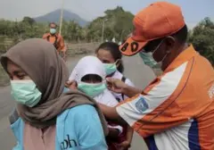 Ancaman Abu Vulkanik Gunung Anak Krakatau: Panduan Perlindungan Pernapasan bagi Masyarakat