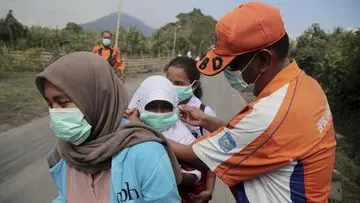 Ancaman Abu Vulkanik Gunung Anak Krakatau: Panduan Perlindungan Pernapasan bagi Masyarakat