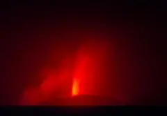 Gunung Anak Krakatau Semburkan Lava Pijar dalam Erupsi Sabtu Malam