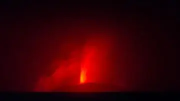 Gunung Anak Krakatau Semburkan Lava Pijar dalam Erupsi Sabtu Malam