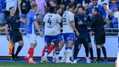 Bos Pompey Minta Maaf Pasca Insiden Suporter dengan Pemain Cardiff
