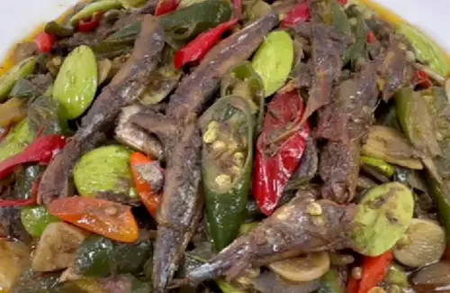 Tumis Ikan Asin Cabe Ijo: Hidangan Sederhana Penggugah Selera