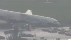 Pesawat Kargo Amazon Gagal Mendarat di Miami, Tergelincir Hingga Rusak