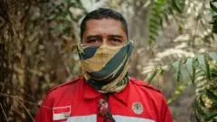 Relawan Pertaruhkan Nyawa Jinakkan 'Bom Karbon' Kebakaran Lahan Gambut Indonesia