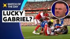 Wayne Rooney Nilai Gabriel Beruntung Tak Diusir Wasit Usai Tekel Keras ke Emi Martinez