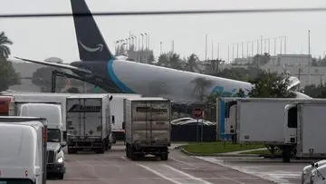 Tragedi di Miami: Pesawat Kargo Tergelincir, Lima Orang Meninggal
