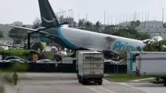 Pesawat Kargo Boeing 767 Tergelincir dan Terbakar di Bandara Miami, Lima Tewas