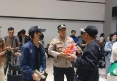 Polri Sapa Penumpang dengan Sapaan Ramah dan Snack di Bandara Soekarno-Hatta