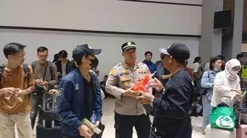 Polri Sapa Penumpang dengan Sapaan Ramah dan Snack di Bandara Soekarno-Hatta