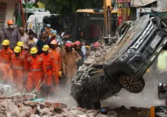 Bangunan 6 Lantai Tumbang Tiba-Tiba, 6 Tewas dan 12 Selamat