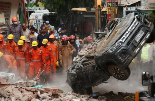 Bangunan 6 Lantai Tumbang Tiba-Tiba, 6 Tewas dan 12 Selamat
