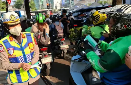 20.000 Masker Dibagikan ke Pengemudi Ojol di Jakarta Antisipasi Abu Vulkanik