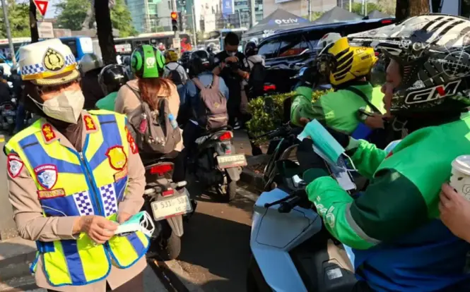 20.000 Masker Dibagikan ke Pengemudi Ojol di Jakarta Antisipasi Abu Vulkanik