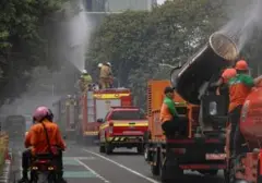 DKI Jakarta Semprotkan Air untuk Atasi Abu Vulkanik Anak Krakatau