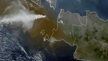 Abu Vulkanik Anak Krakatau Bergerak Menjauhi Indonesia Berdasarkan Pantauan Satelit