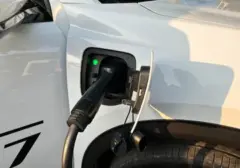 Teknologi Keselamatan Kendaraan Listrik: Melindungi Pengguna dari Baterai hingga Sensor