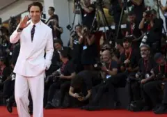 Robert Pattinson Curi Perhatian di Festival Film Venesia Lewat "Primetime"