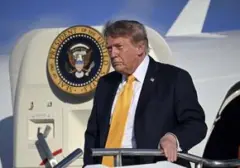 Trump Tampilkan Peta "Greater America" dengan Bendera AS di Islandia, Reykjavik Protes