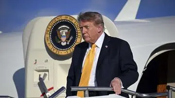 Trump Tampilkan Peta "Greater America" dengan Bendera AS di Islandia, Reykjavik Protes