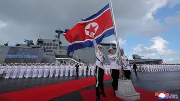 Kim Jong Un Tinjau Kapal Perusak Berkemampuan Nuklir Terbaru Korea Utara