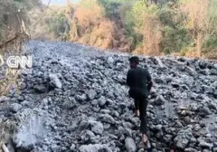 Batu Vulkanik Gunung Lewotolok Mengancam Permukiman Warga NTT