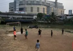 Kemarau Ubah Pinggiran Kanal Roxy Jadi Arena Sepak Bola Anak