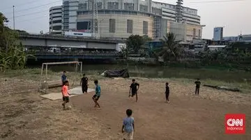 Kemarau Ubah Pinggiran Kanal Roxy Jadi Arena Sepak Bola Anak