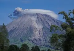 Delapan Pendaki Nekat Terobos Jalur Ilegal Semeru, Satu Hilang di Tengah Ancaman Karhutla dan Erupsi