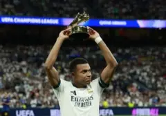 Kylian Mbappe dan Micah Richards Berbagi Momen Kocak Lewat Pelukan "Virtual"