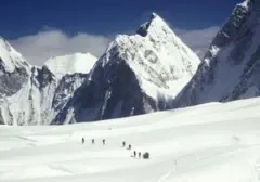 Miliaran Liter Air Kencing Ancaman Baru Bagi Gletser Everest