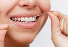 Benang Gigi vs. Water Floss: Mana yang Lebih Unggul Menurut Dokter Gigi?