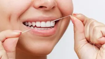 Benang Gigi vs. Water Floss: Mana yang Lebih Unggul Menurut Dokter Gigi?