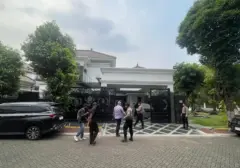 KPK Sita Barang Bukti di Rumah Polisi Terkait Suap Bupati Nonaktif Bekasi