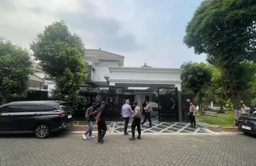 KPK Sita Barang Bukti di Rumah Polisi Terkait Suap Bupati Nonaktif Bekasi