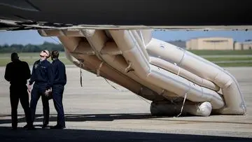 Perosotan Darurat Air Force One Milik Donald Trump Terbuka Tiba-Tiba Sebelum Lepas Landas