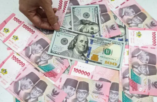 Dua Sentimen Utama Dorong Rupiah Tertekan ke Rp 17.590 per Dolar AS