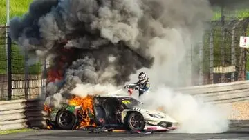 Aksi Heroik Pembalap Selamatkan Rival yang Terjebak di Mobil Terbakar di China GT